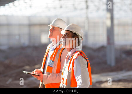 Kaukasische Architekten mit digital-Tablette auf Baustelle Stockfoto