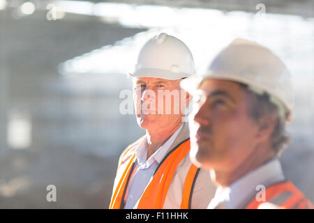 Kaukasische Architekten stehen auf Baustelle Stockfoto