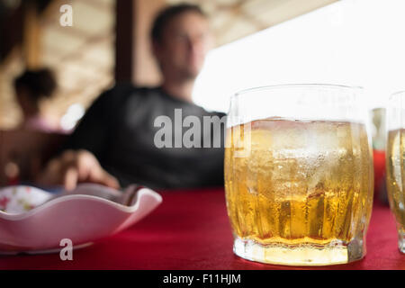 Nahaufnahme von Wasser Sicke auf cocktail-Glas im restaurant Stockfoto