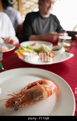 Nahaufnahme von Teller mit Garnelen auf Tisch im restaurant Stockfoto