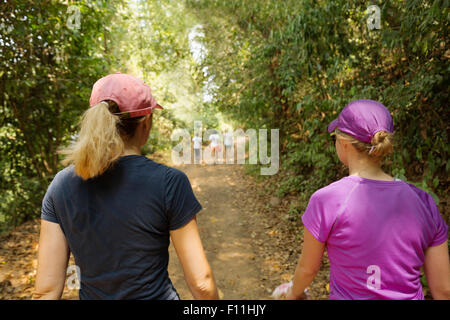 Frauen gehen auf abgelegenen Feldweg Stockfoto