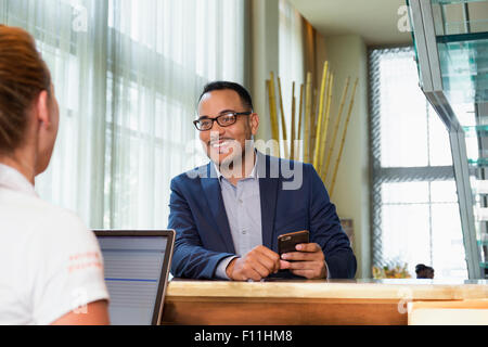 Geschäftsmann in Hotel mit concierge Stockfoto