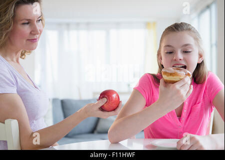 Kaukasische Mutter mit Tochter gesund essen Stockfoto