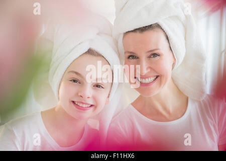 Kaukasische Mutter und Tochter, die Handtücher im Haar tragen Stockfoto