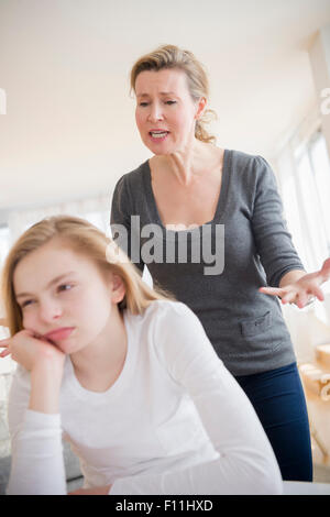 Kaukasische Mutter mit Tochter streiten Stockfoto