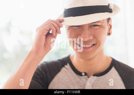 Lächelnde chinesische Mann mit Strohhut Stockfoto