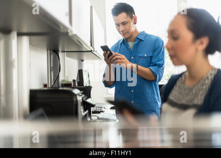 Geschäftsleute, die mit Technik im Büro Stockfoto