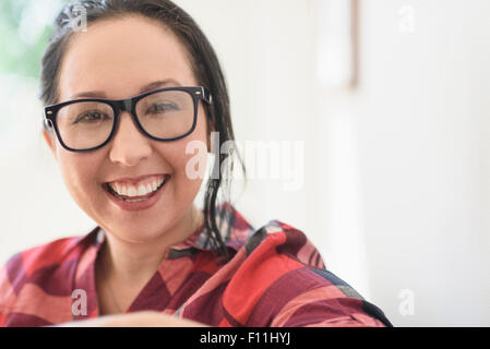Lächelnde Mischlinge Frau tragen Brillen Stockfoto