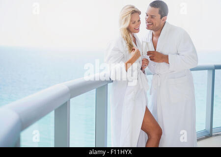 Paar, trinken Champagner auf dem Balkon Stockfoto