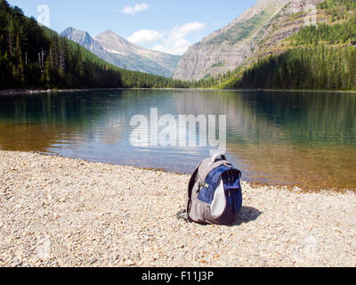 Rucksack in Mountain Lake, Glacier National Park, Montana, Vereinigte Staaten von Amerika Stockfoto