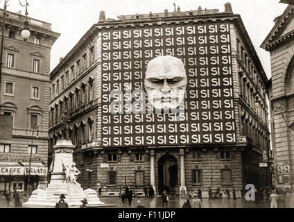 Partito Nazionale Sie (PNF), nationale faschistische Partei Sitz im Palazzo Braschi, Rom, Rom im Jahre 1934 eingerichtet mit der riesigen Fläche von Benito Mussolini (1883-1945) und das Wort "Si" bedeutet "Ja" ist in Anlehnung an den italienischen Parlamentswahlen am 26. März 1934 in Form eines Referendums stattfand; Wähler können entweder genehmigen oder ablehnen der grosse Rat der nationalen faschistischen Partei, 99,84 % der Wähler gestimmt "Si". Die Partei regierte Italien von 1922 als Faschisten die macht mit dem Marsch auf Rom, bis 1943 übernahm als Mussolini durch den großen Rat des Faschismus selbst abgesetzt wurde. Stockfoto