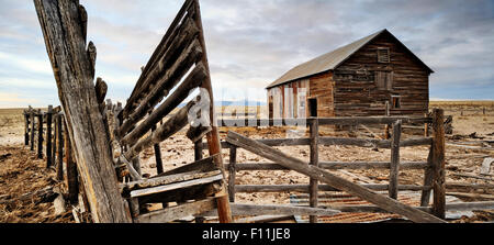 Nahaufnahme eines verfallenen Zaun und Stall auf verlassenen Bauernhof Stockfoto