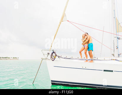 Paar auf Deck Segelbootes umarmt Stockfoto