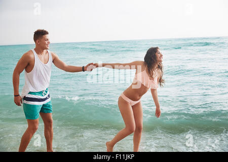 Paar halten die Hände am Strand Stockfoto