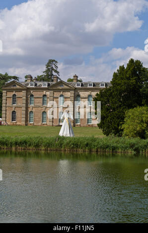 Ein Blick über den See nach Compton Verney House mit der Kunstinstallation, Kern Baby im Mittelpunkt. Stockfoto