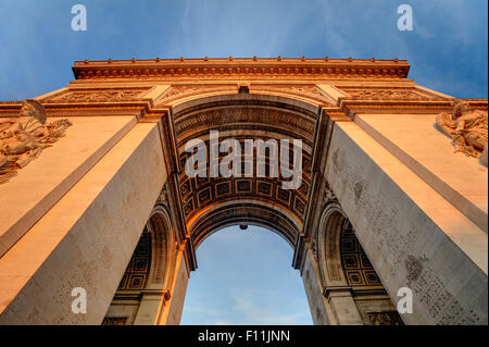 Niedrigen Winkel Ansicht des Arc de Triomphe unter blauem Himmel, Paris, Ile de France, Frankreich Stockfoto