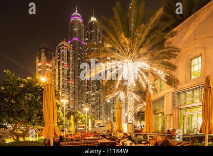 Beleuchteter Hochhäuser in Dubai Cityscape, Emirat Dubai, Vereinigte Arabische Emirate Stockfoto