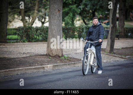 Kaukasischen Mann Reiten Fahrrad auf Straße Stockfoto