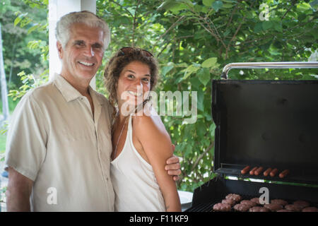 Kaukasische Vater und Tochter-Grillen im Hinterhof Stockfoto