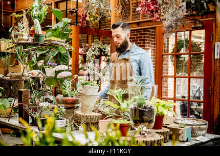 Kaukasische Mitarbeiter mit Pflanzen im Kindergarten Stockfoto