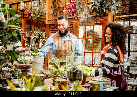 Mitarbeiter untersuchen Pflanzen im Kindergarten Stockfoto