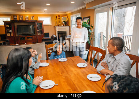 Schwarze Familie feiert Geburtstag am Tisch Stockfoto
