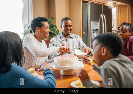 Schwarze Familie essen Kuchen auf Geburtstagsparty Stockfoto