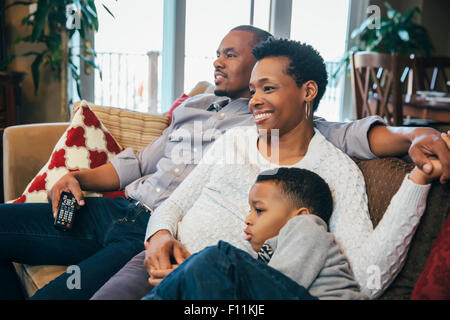 Schwarze Familie vor dem Fernseher auf sofa Stockfoto Schwarze Familie vor dem Fernseher auf sofa Stockfoto