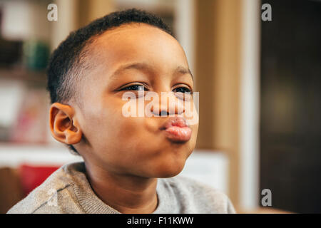 Nahaufnahme eines schwarzen Jungen Grimasse Stockfoto