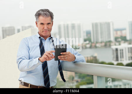 Kaukasische Geschäftsmann mit digital-Tablette auf Balkon Stockfoto