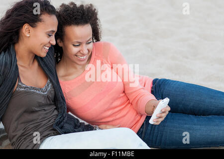 Nahaufnahme von Frauen mit Handy am Strand Stockfoto