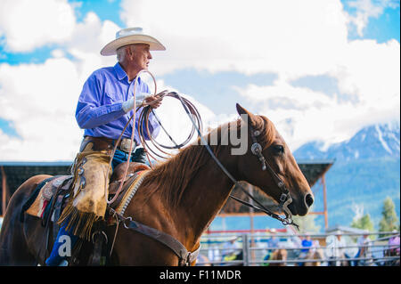 Ältere kaukasischen Cowboy Reiten Pferd beim rodeo Stockfoto