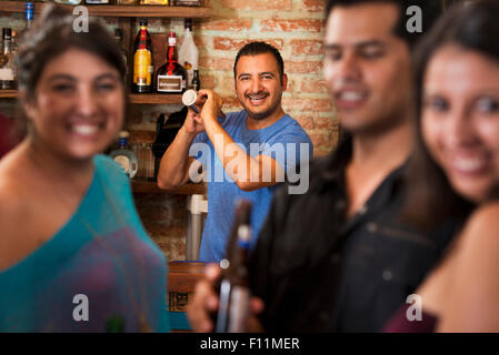 Hispanische Barkeeper, die Zubereitung von Getränken in der Bar Stockfoto