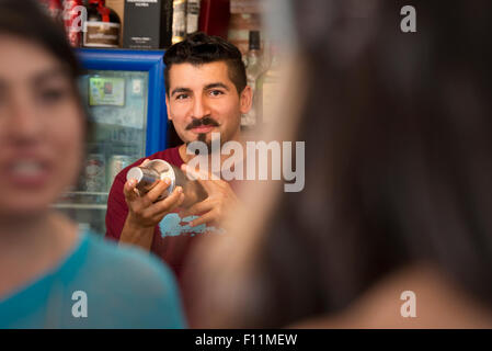 Hispanische Barkeeper, die Zubereitung von Getränken in der Bar Stockfoto