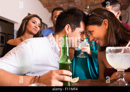 Hispanische paar Stirnen berühren in der Bar Stockfoto