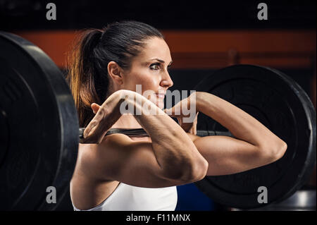 Kaukasische Athlet Heben von Gewichten im Fitnessstudio Stockfoto