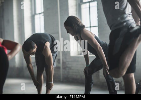 Athleten, die Dehnung der Beine im Fitness-Studio Stockfoto