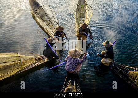 Erhöhte Ansicht der asiatischen Fischern, die in Kanus am Fluss Stockfoto