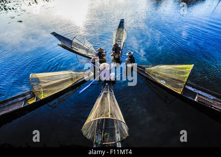 Erhöhte Ansicht der asiatischen Fischern, die in Kanus am Fluss Stockfoto