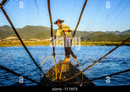 Asiatische Fischer mit Fischernetz in Kanus am Fluss Stockfoto