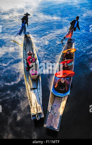 Asiatische Gondolieri Rudern Kanus am Fluss Stockfoto