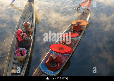 Asiatische Gondolieri Rudern Kanus am Fluss Stockfoto