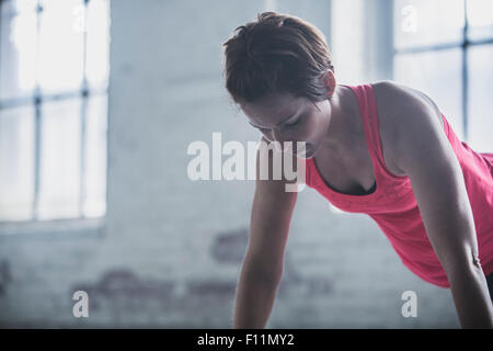 Athlet doing Push-ups Stockfoto