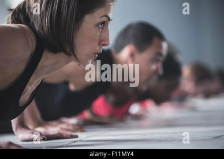 Nahaufnahme eines Athleten macht Liegestütze auf Etage Stockfoto