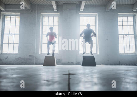 Silhouette des Athleten springen auf Plattformen Stockfoto