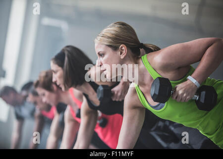 Athleten doing Push-ups und heben von Gewichten Stockfoto