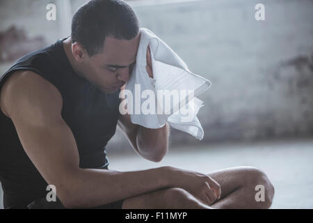 Sportler Schwitzen mit Tuch abwischen Stockfoto