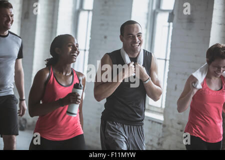 Sportler im Fitness-Studio im Gespräch Stockfoto