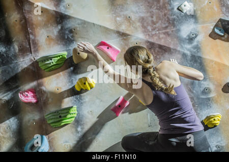 Athlet Rock Kletterwand in der Turnhalle Stockfoto