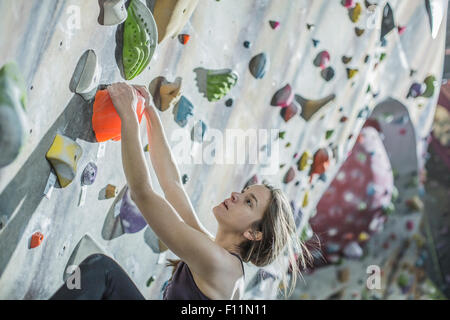 Athlet Rock Kletterwand in der Turnhalle Stockfoto
